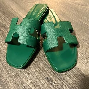 Gorgeous forest green inspired Oran sandal. Perfect for the summer!